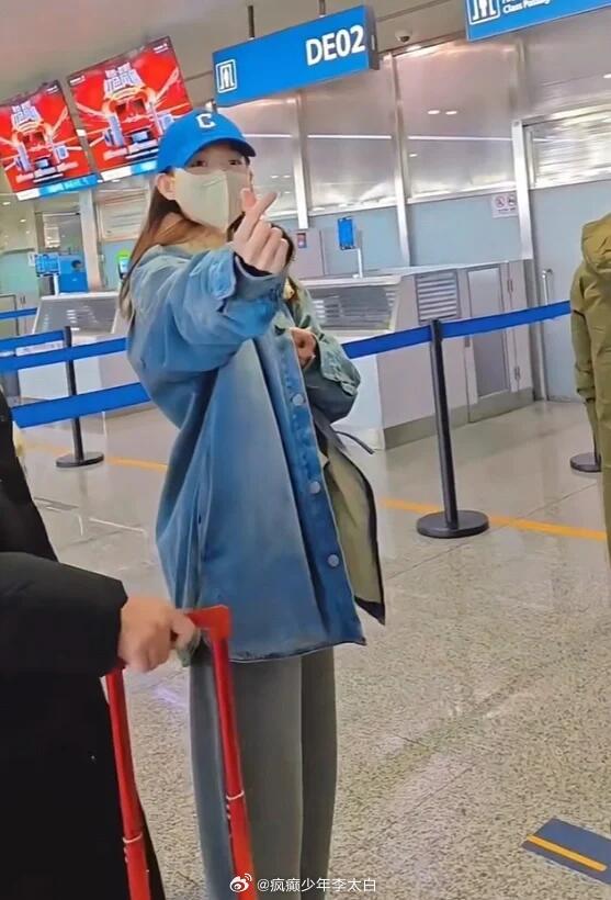 王玉雯比心生图谁看了我们王姐的比心不被萌到呢？这波饭撒实力，给到一个夯！ 