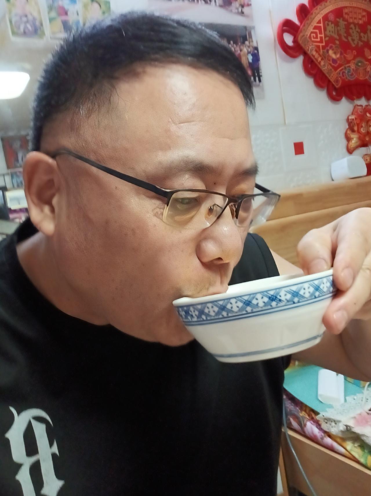 前几天，去四姐家打麻将回来以后，很多网友在我的直播间和评论区问我。

老王啊，这