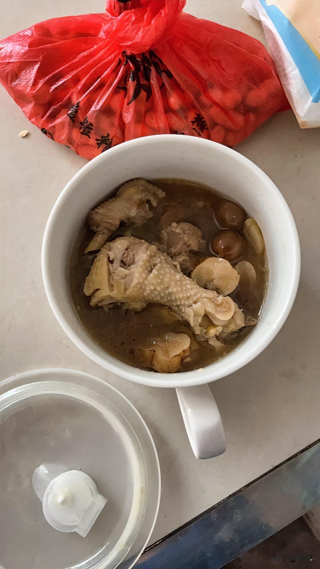 今天这碗汤可把我香迷糊了！
早上刚从市场拎回袋红枣，顺手加了点桂圆、天麻，跟鸡腿