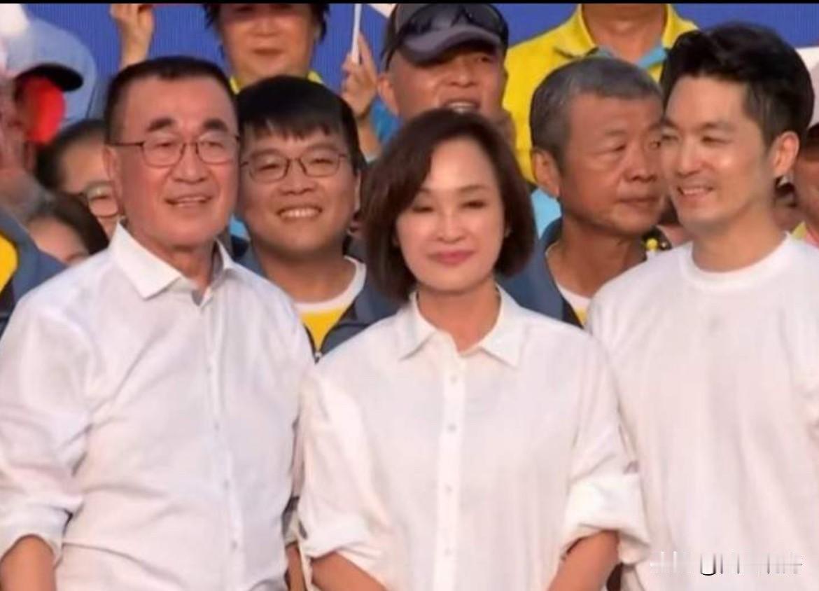 柯志恩造势大会着装有讲究？

柯志恩首场造成大会今天举行，台北市市长蒋万安，新北