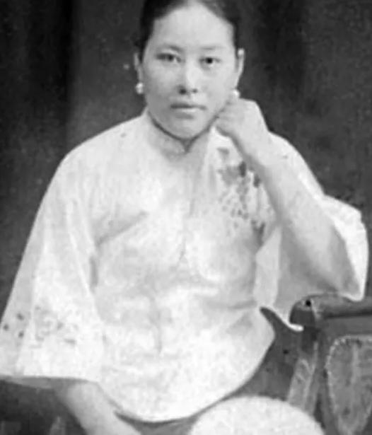 1926年初，孙传芳下令处决被俘的施从滨，手下劝说：“我们打内战，对待俘虏不宜杀