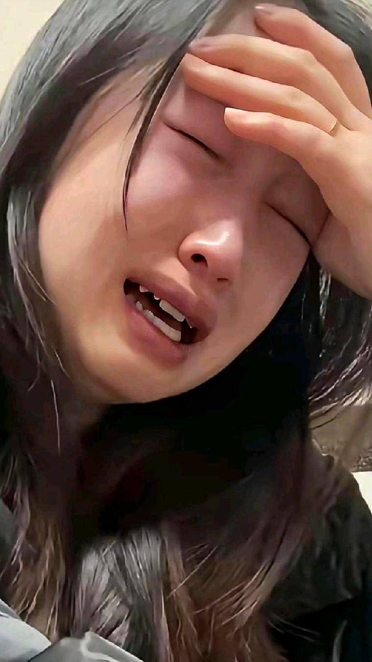 急诊室里最先失控的，常常不是病情，是人。
陪老公去医院那位闺蜜，等号久了，男人当