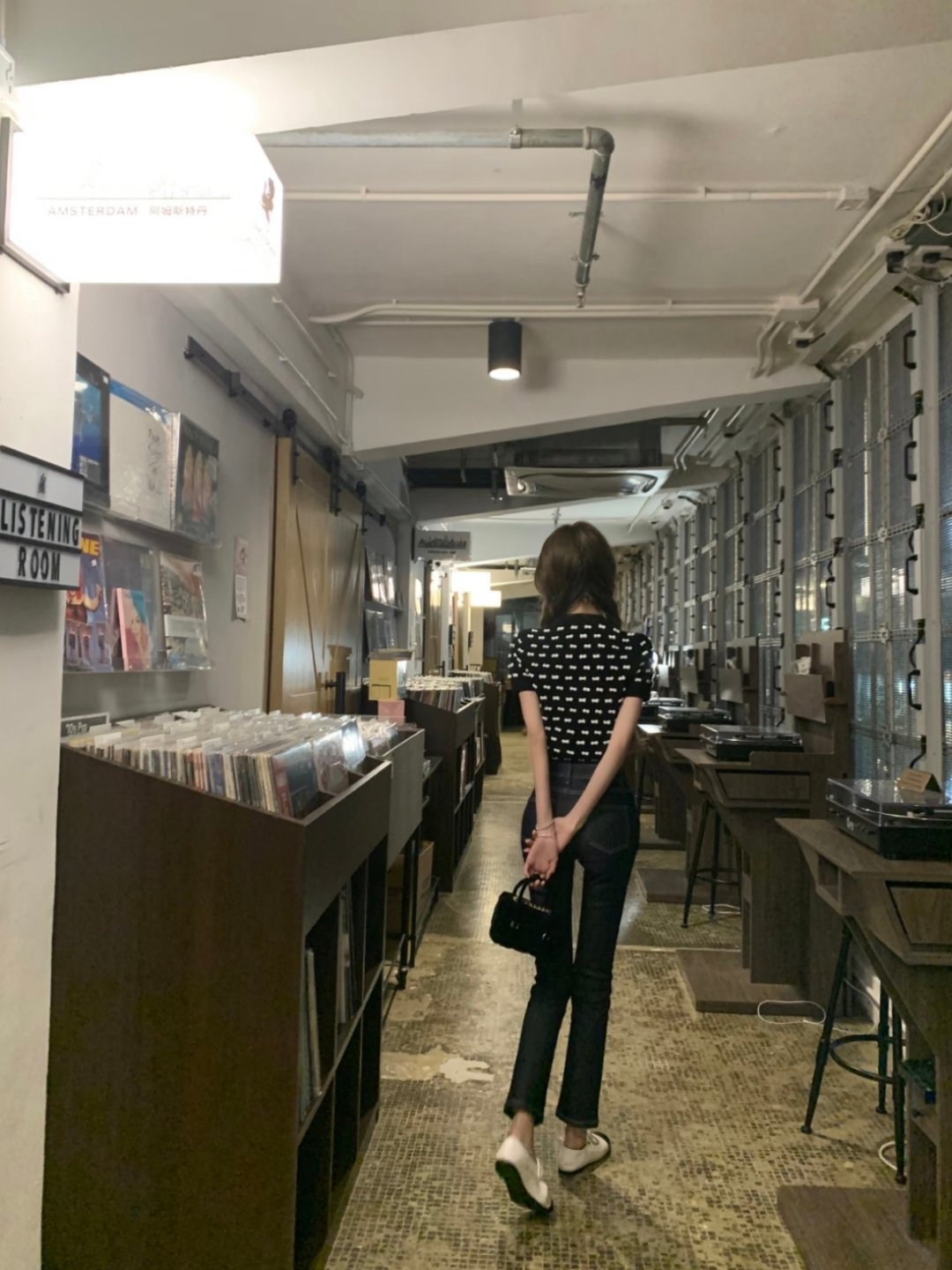 王思聪女友懒懒分享春天气息的穿搭 