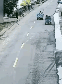 开三轮车的大爷，你真的是我的大爷。着什么急啊这是？等等汽车🚘过去以后再转方向不