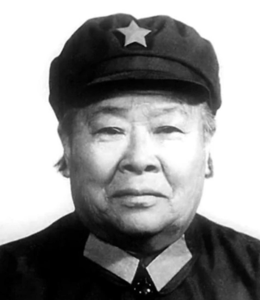 1933年，川陕苏区，少林出身的许世友听说妇女独立团来了个武当功夫的女兵何子友，