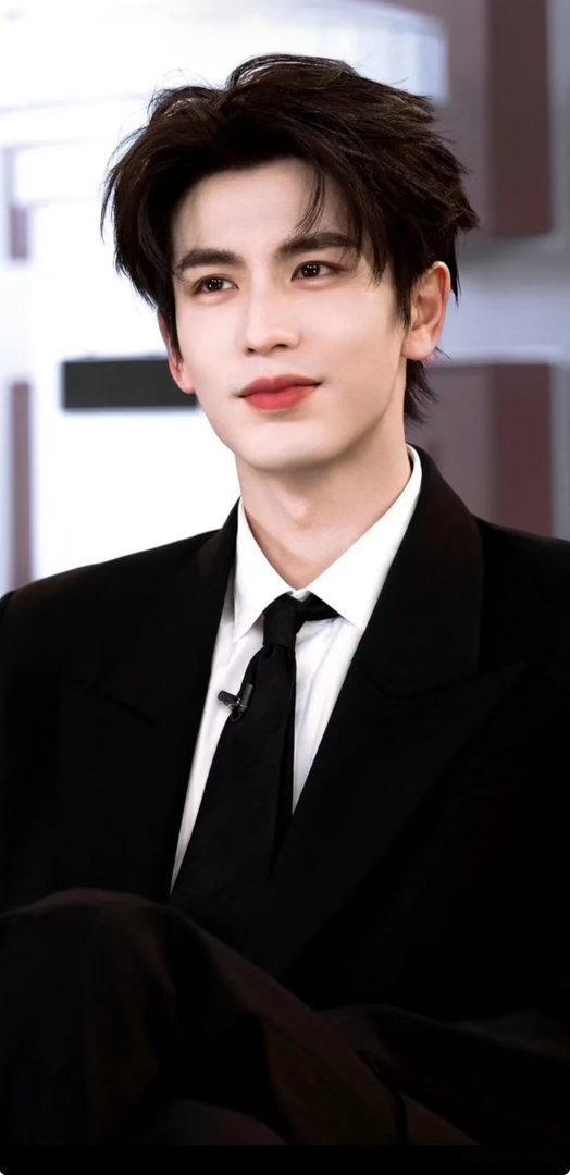 张凌赫口才蜕变张凌赫说自己不太会说话 只有不断的进步才会有红的那一天啊不然真的要