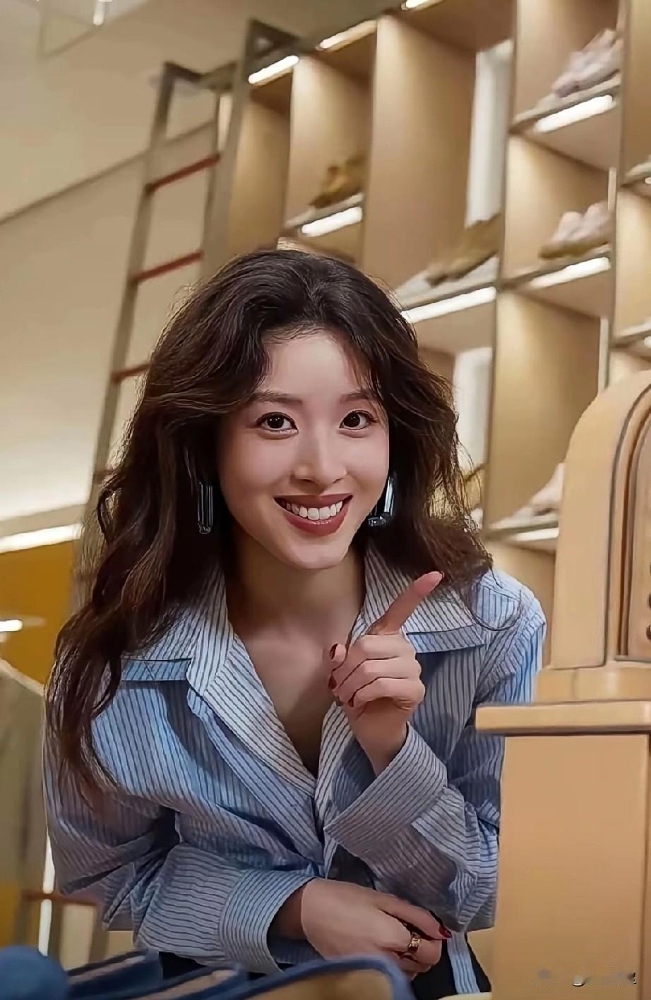 章泽天的牙齿洁白！
笑容甜美。
章泽天的发型非常酷，
很适合她漂亮的脸蛋。
不愧