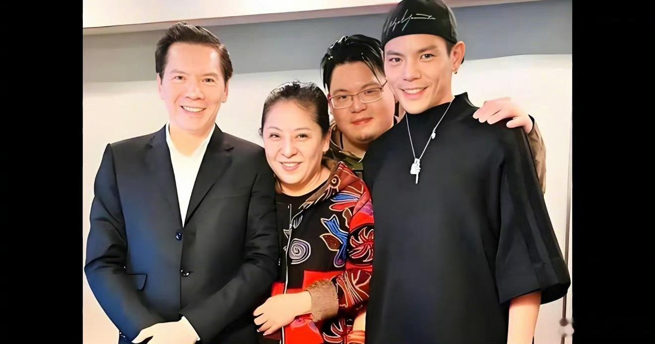 向太拉黑向佑后首次联系，这一家人算是和解了吧，向太的两个儿子，真的是千差万别，很
