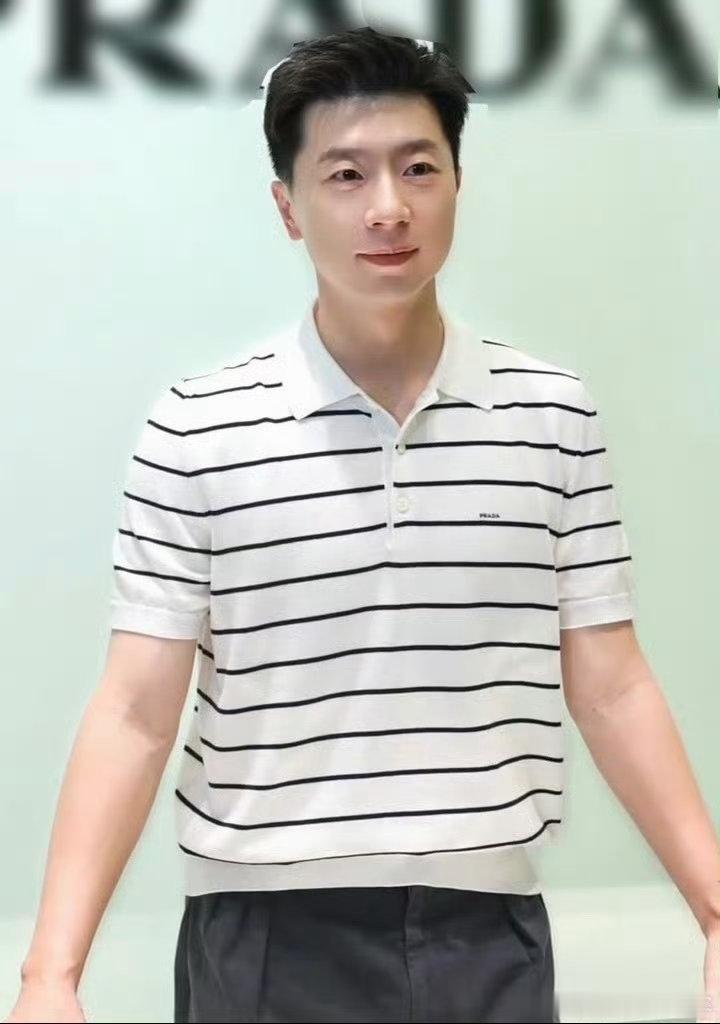 马龙条纹polo衫造型马龙深圳活动 马龙条纹polo衫造型太适合他了，清爽利落不