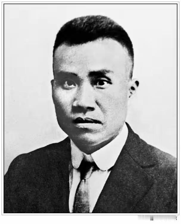 这组照片完整记录了朱德元帅从青年、革命战争年代到建国后的人生轨迹：早年他西装戎装