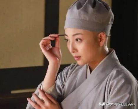 尼姑庵里的尼姑，戴胸罩吗？
若从他们的信仰，和对养生方面的规矩，她们肯定不会戴那