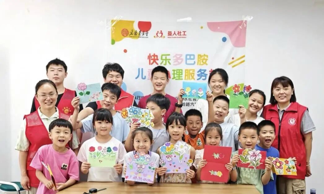 童心绘感恩，贺卡传温情