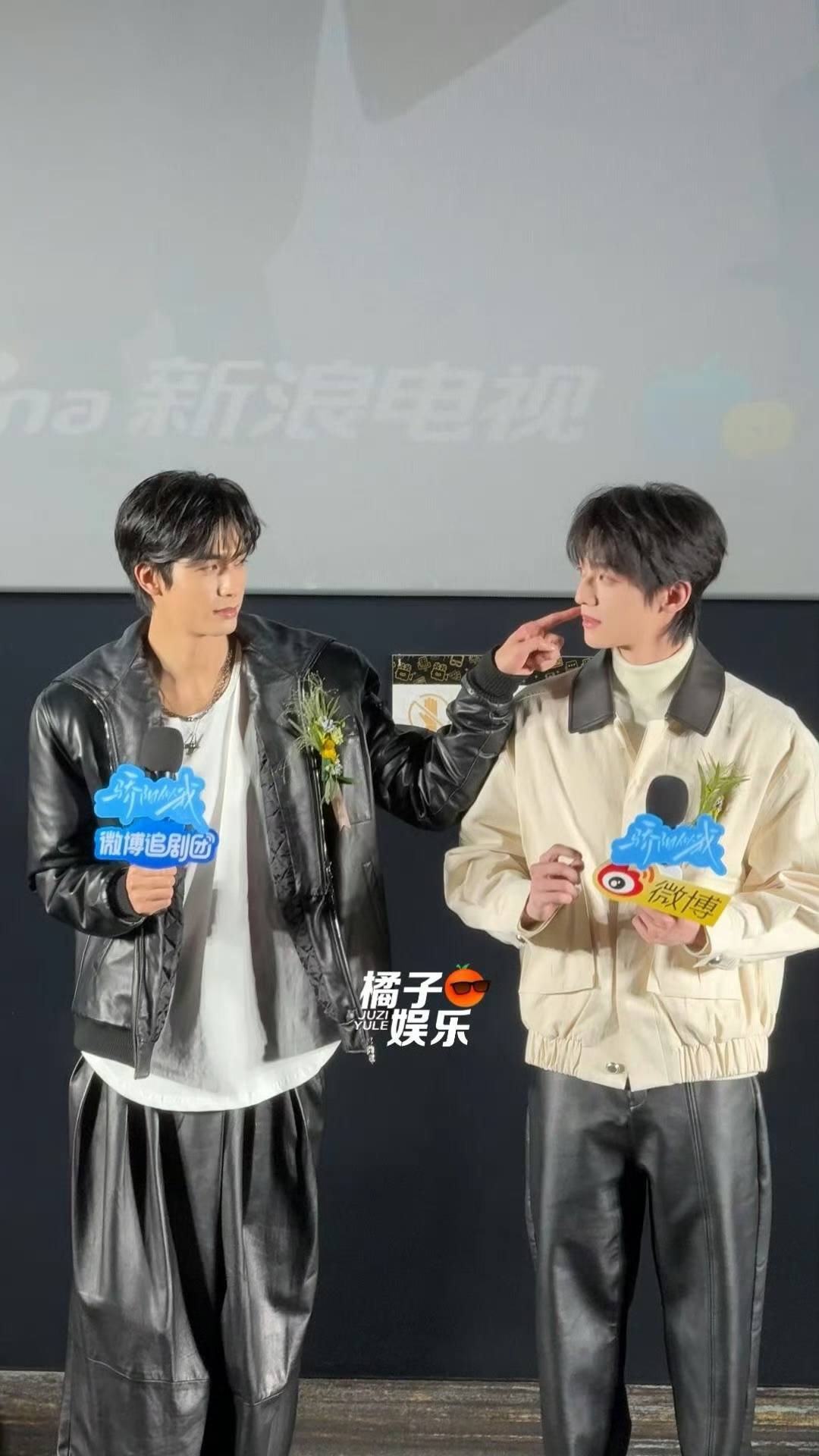 宋威龙赖伟明捏脸同框宋威龙赖伟明就这样互相捏脸…你俩这对吗