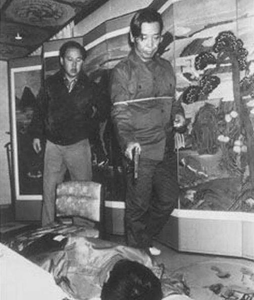 [太阳]1979年10月26日，韩国总统朴正熙在和心腹聚餐时，突然胸口中了一枪，