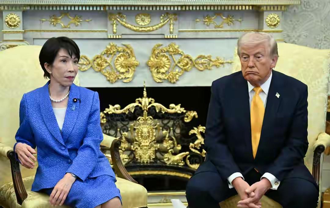 白宫椭圆形办公室里，拥抱还没散去，特朗普忽然提到珍珠港，高市早苗的笑容瞬间僵住，