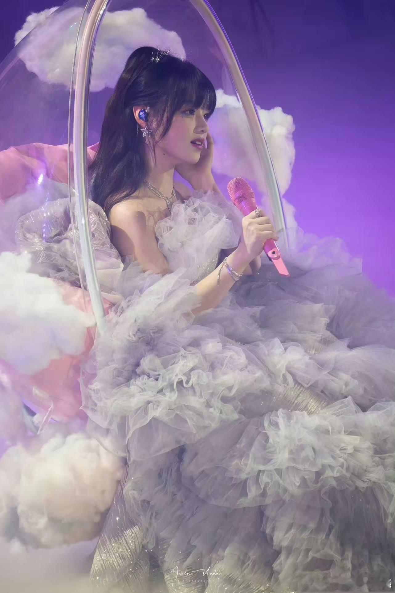 "标题：女王天团集结！张靓颖张韶涵喻言黄霄云温岚🔥重庆开唱！ 正文：缪斯女王阵