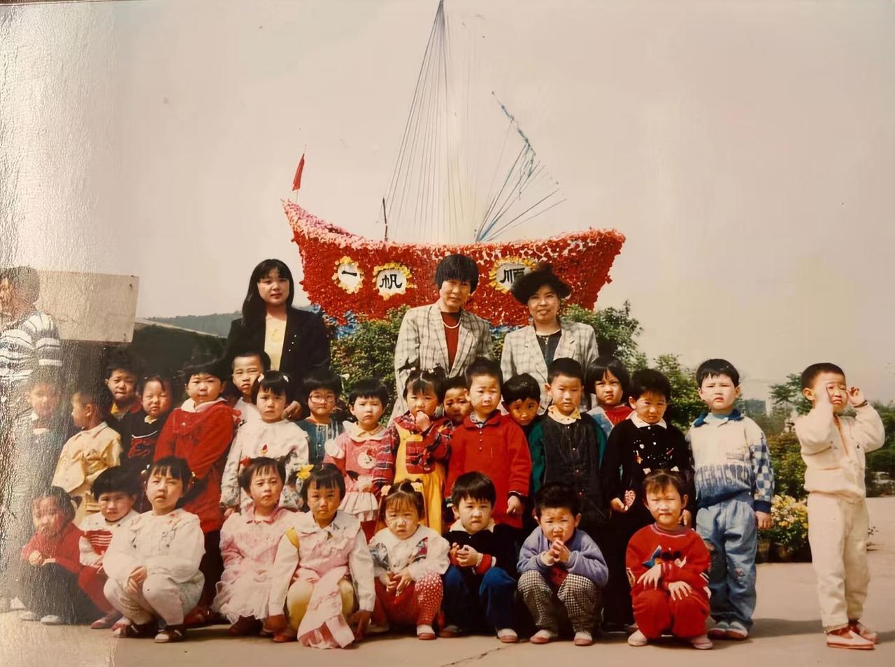 一眼认出了！韦神韦东奕幼儿园照片曝光，确实与众不同！但又感觉和现在一样。
他站在