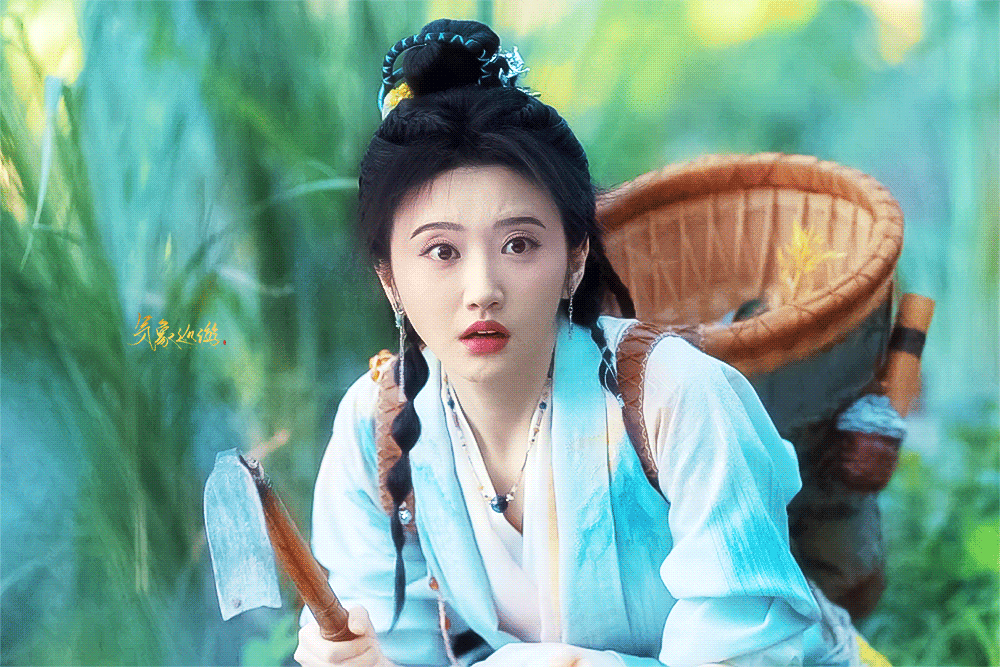 #景甜深V扎染裙#我又来夸了景甜了，新剧《四海重明》南颜妆造真的美疯了吧，深V扎
