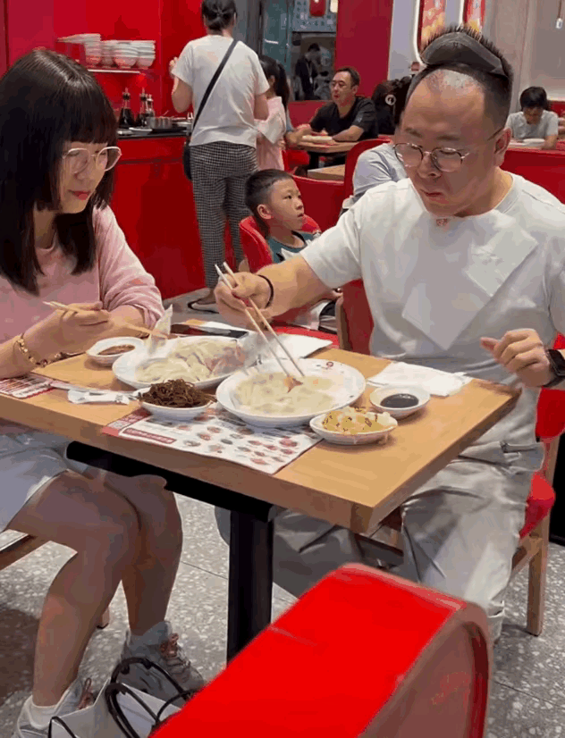 论头发的重要性
大哥这是在大叔和大哥之间
反复的来回摩擦[不看]