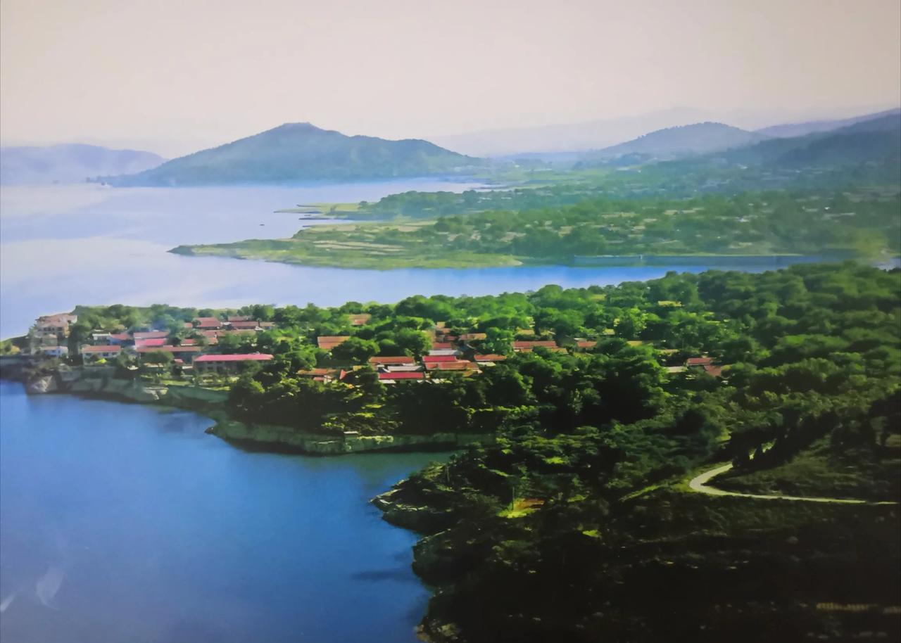 淄博人文地理（30）
图中中景的村子是什么村？远景的山是什么山？