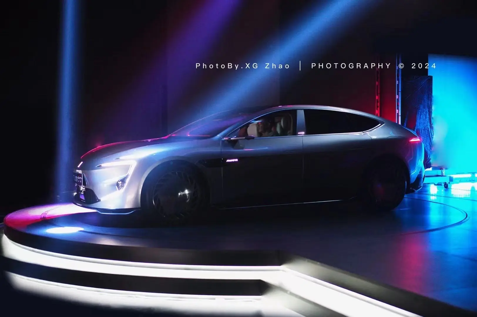 至此阿维塔012艺术已成！阿维塔联合Kim Jones打造智能新未来奢...