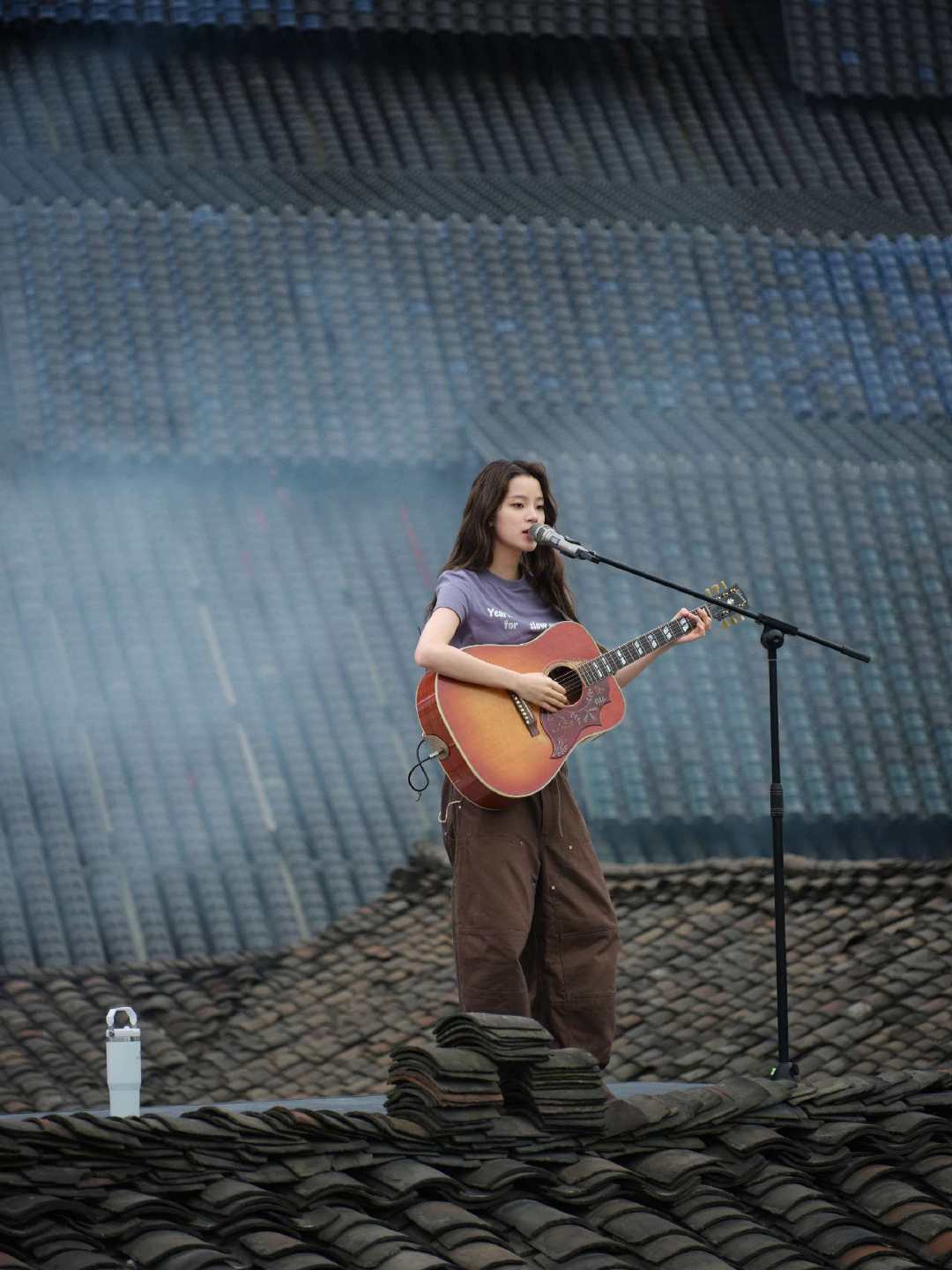 欧阳娜娜屋顶唱歌  欧阳娜娜用细腻嗓音诉说温柔心事，歌声缱绻绵长欧阳娜娜房檐上唱