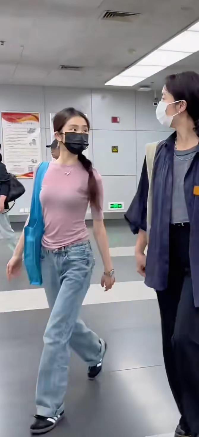 19岁的黄多多留学归来，妈妈来接机。小姑娘身上的衣服让大家讨论好半天。

有网友