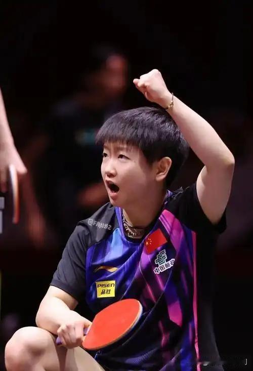 孙颖莎极限变线引爆全场

WTT成都决赛第三局，孙颖莎面对早田希娜的强力弧圈球突