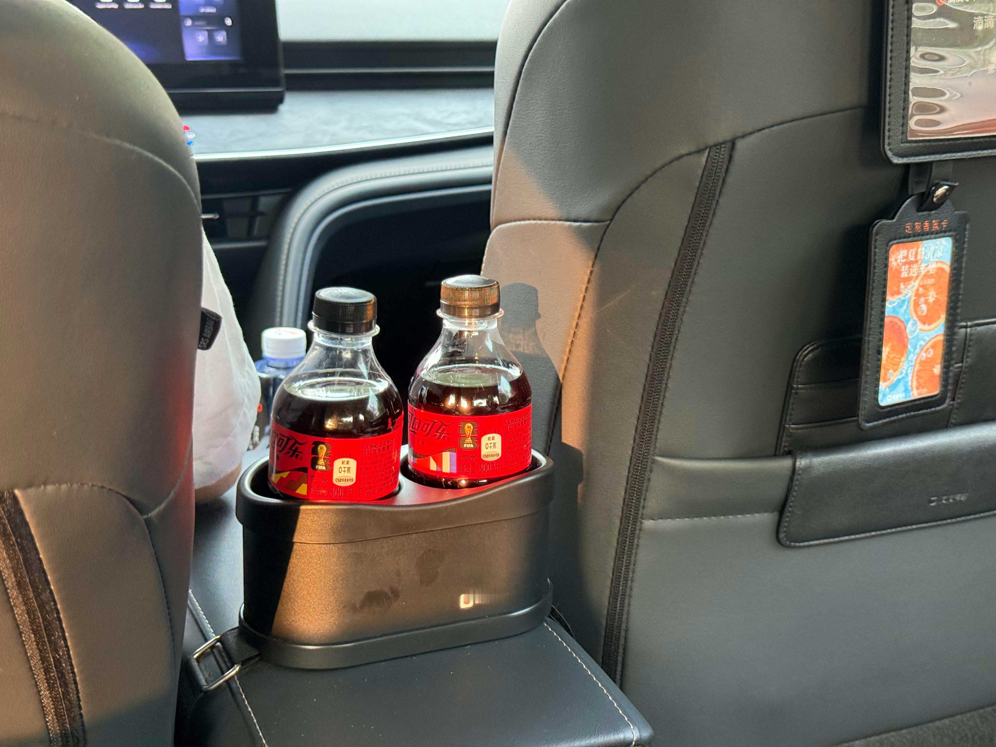 打了辆滴滴，师傅挺有心思的，备了两瓶无糖可乐，这要是有个小冰箱，我肯定得咣咣炫一