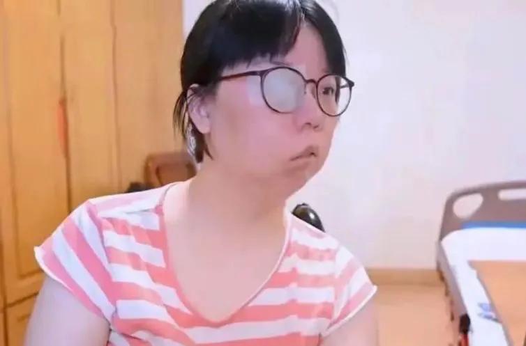 2012年，安徽一医学博士因为怀孕瘫痪，然而在生下孩子后，丈夫只是看了一眼，就头