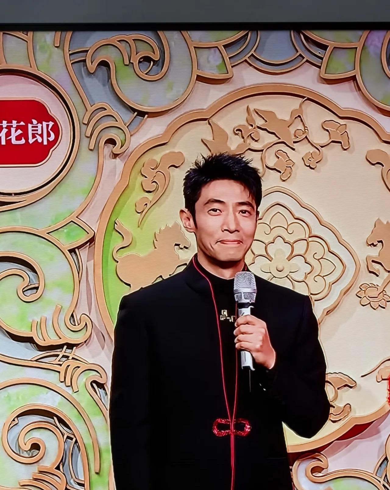 看春晚这几年，我算把央视的用人逻辑琢磨透了。
留着撒贝宁，真不是图他那点流量，更