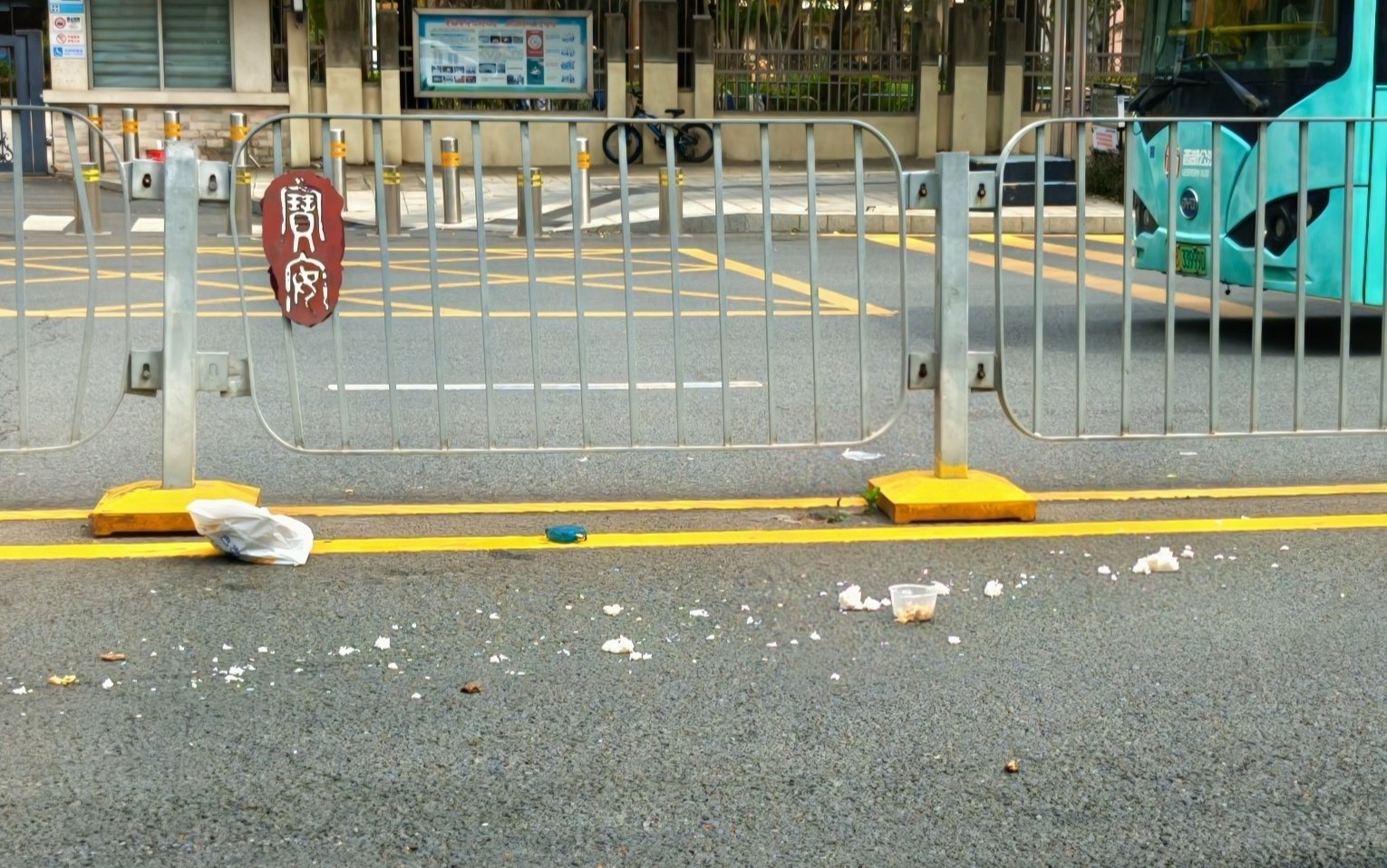 这是谁的午餐没了外卖小哥躲出租车，摔了。看他摔车的位置，肯定是没按交通规则走在马