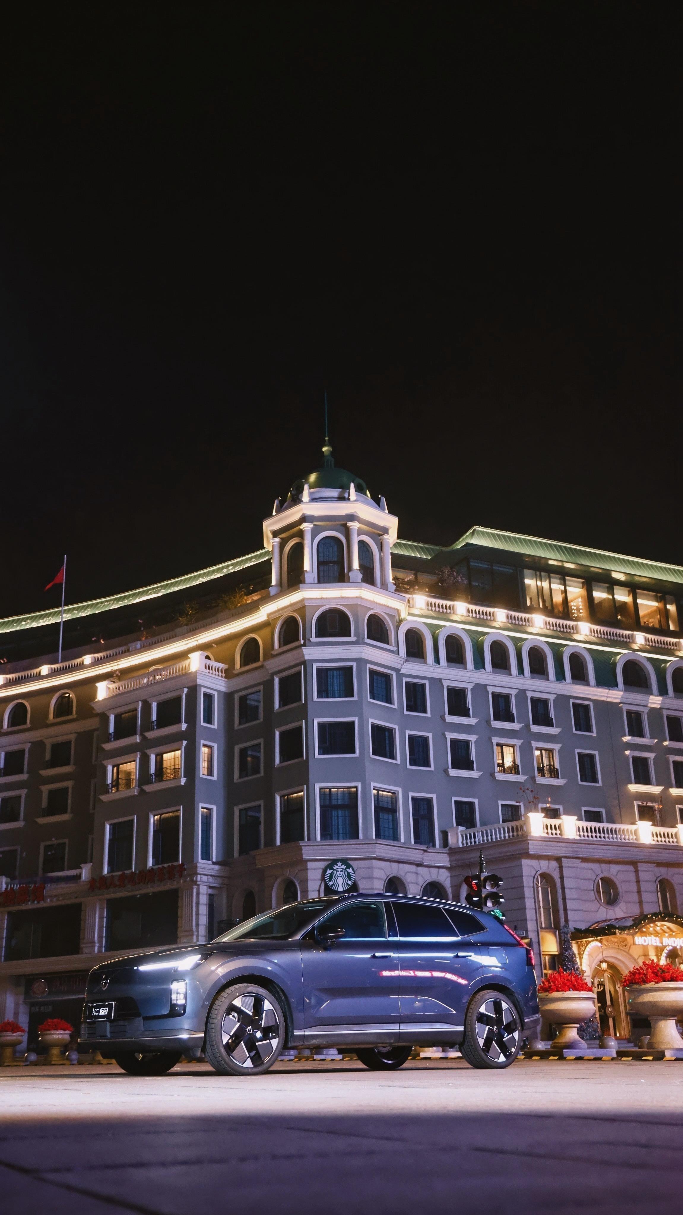 比冻梨更有特色的是东北冻车沃尔沃玩真大！沃尔沃XC70冰雕装置空降哈尔滨中央大街