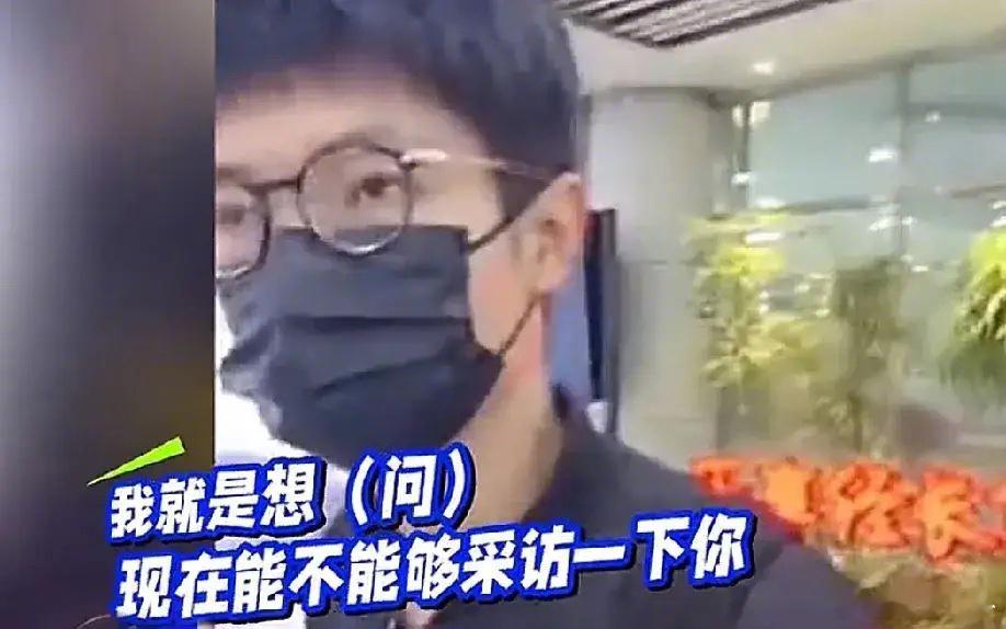 李行亮机场被网友追问婚姻状况  李行亮在机场被围堵追问婚姻状况，有狗仔在机场拦住