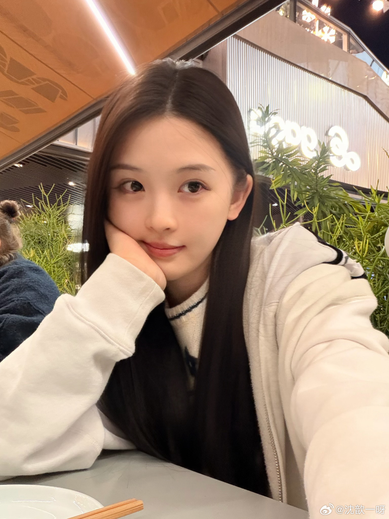 打完了贝贝们  给你们汇报 今天打了耳后到太阳穴用艾维岚铺的(可以提升整个脸 1