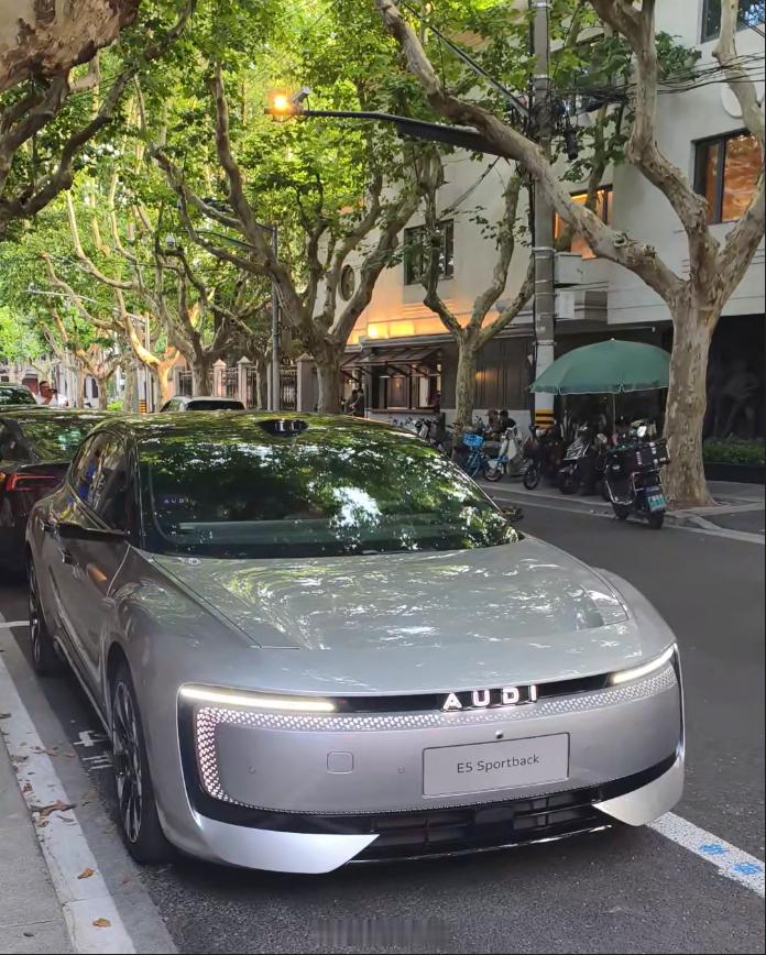 在上海街头偶遇的E5 sportback，无伪装！这应该是拍得最清楚的一次了，大