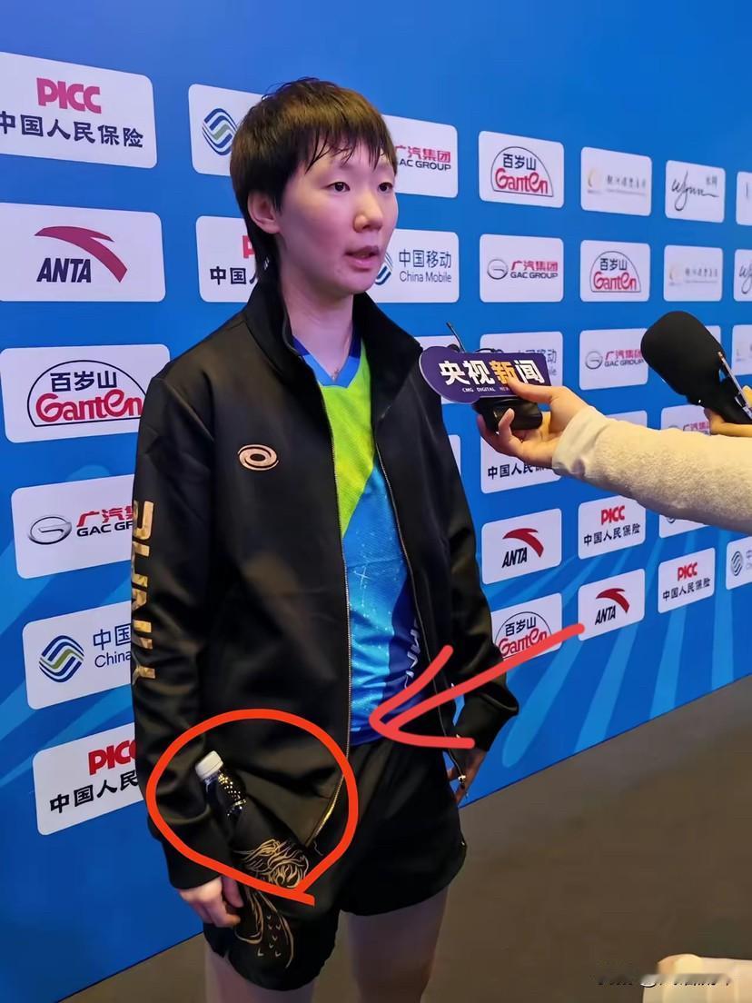 没想到王曼昱是这样的人！

全运会的现场，没想到有观众拍到曼昱采访时，一个不经意