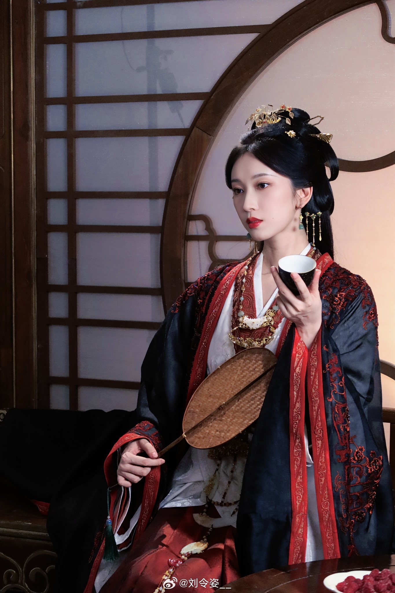 这套太适合她了！！！[哇][哇][哇]权谋女帝味儿[馋嘴][馋嘴][馋嘴]刘令姿