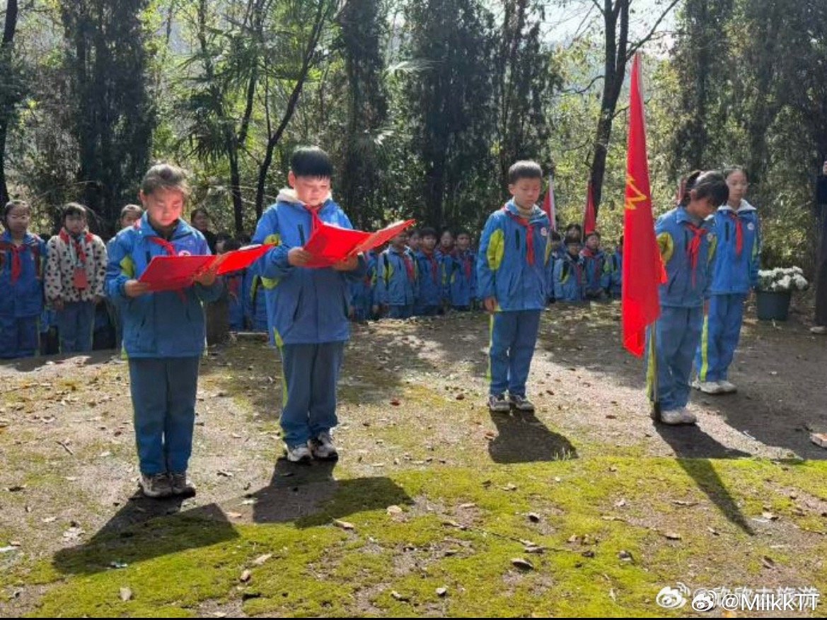 台州少年丰碑之下与英雄跨时空对话天台洪畴镇中心小学百余名学生徒步祭扫英烈，聆听革
