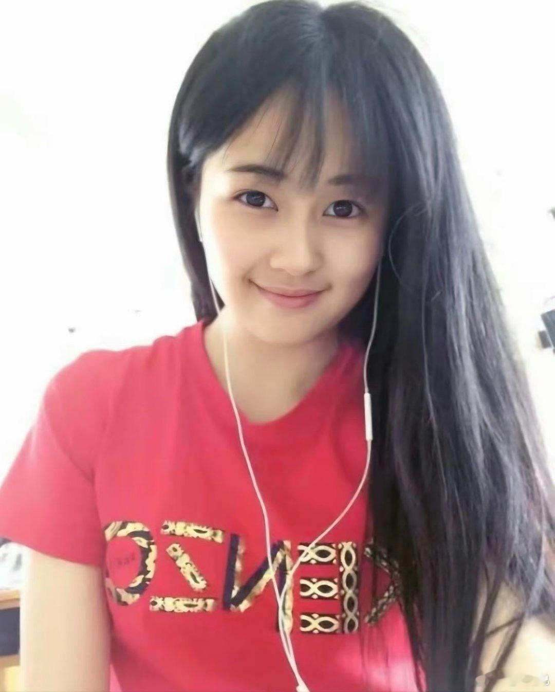 十年前的白鹿，真就是一个普通路人的模样，好奇她是怎么当上明星的？ 