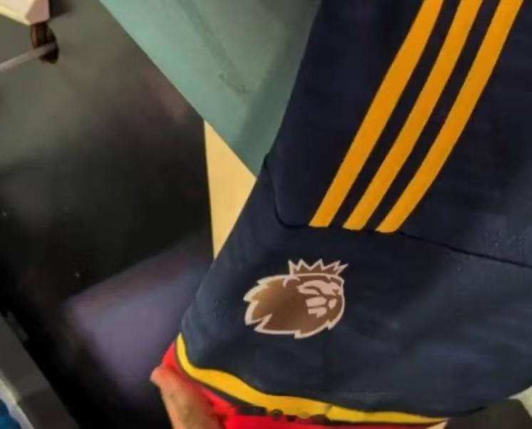 阿森纳官方发布金色Logo臂章，配文：“金色的看起来真好看！” 阿森纳英超联赛阿