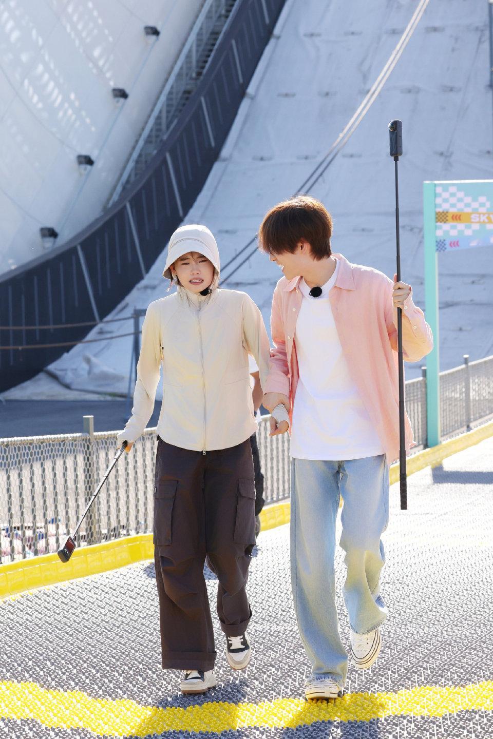  井迪[超话]井迪为了事业挑战高空我家那闺女 井迪恐高实锤！站二楼楼梯脚“嘚瑟”