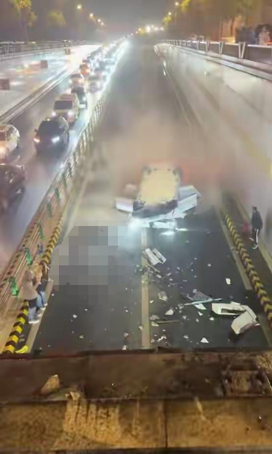 这车是怎么开的？成都一新能源汽车冲破护栏坠落至下方隧道口，驾驶员不幸身亡。今天（