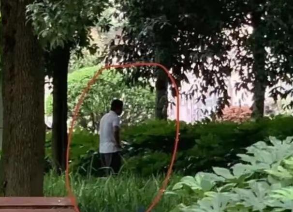 男人“放水”也遭罪！真是的！

老张偶尔出去旅游，对管控“内急”缺少经验，半路上