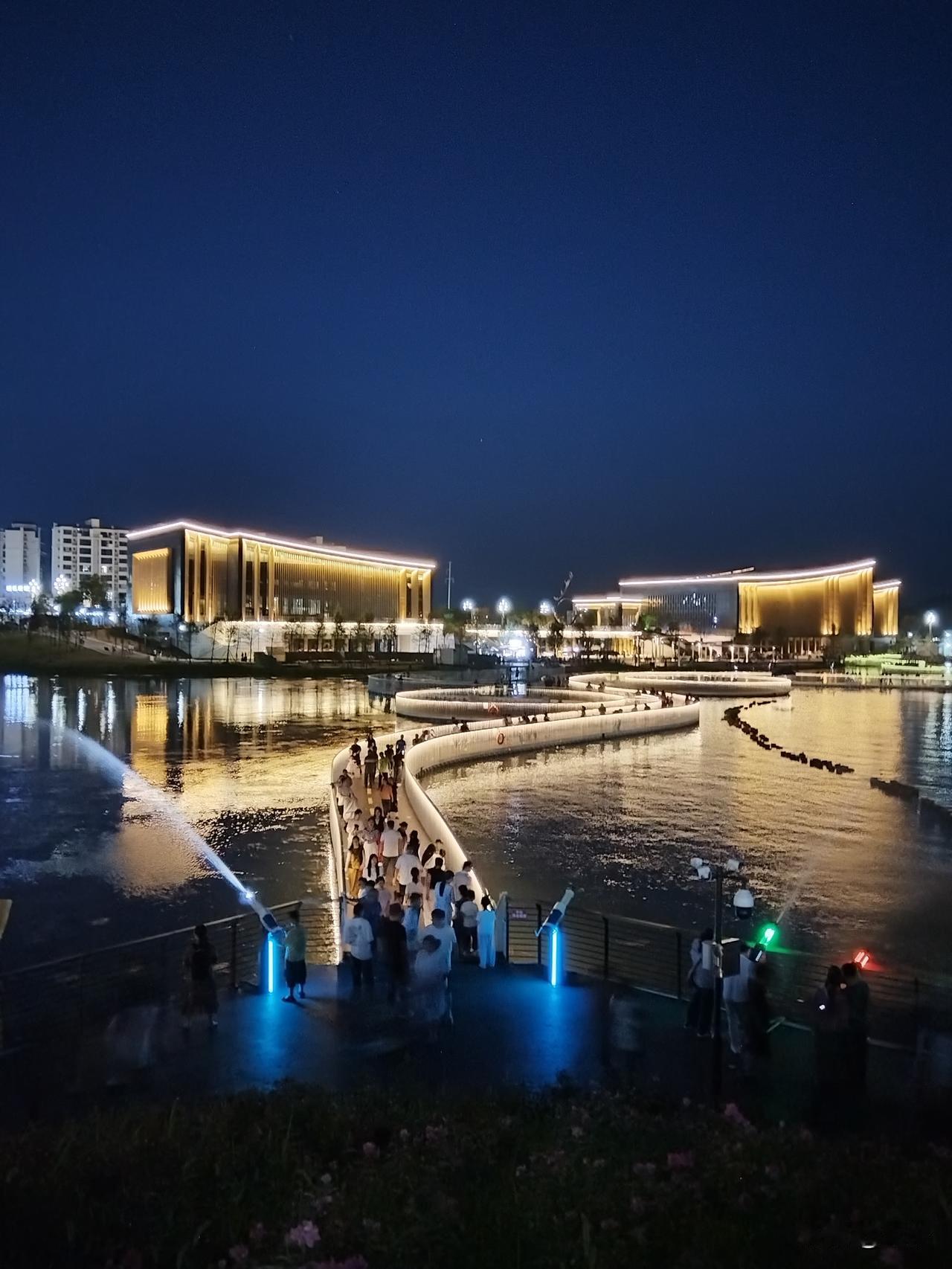 以前经常坐车经过广安官盛湖公园，却一直没有去看过这公园的模样。昨天吃过晚饭，一家