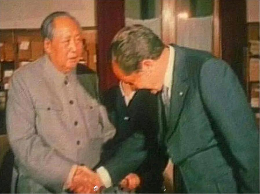 在霸权和权贵面前，他的腰杆是挺直的，在普通工人和学者面前，老人家却谦逊地弯下了腰