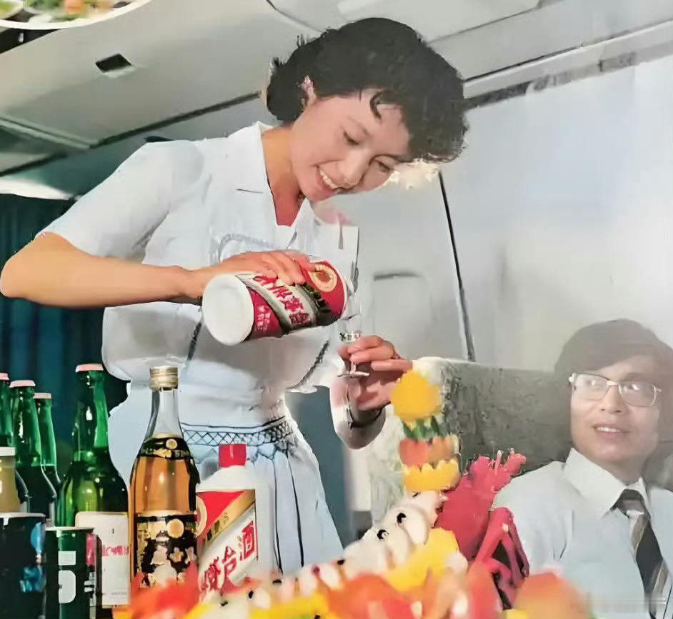 80年代在飞机上才是真的豪气，茅台免费喝，牛排、龙虾随便吃？ ​ ​​​