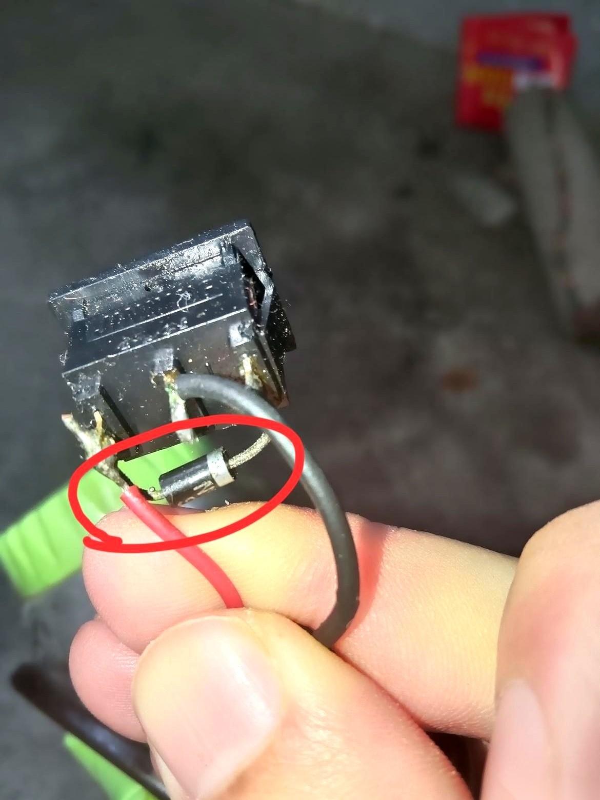 真的，有时候别太信所谓的“专业”。
我们电工班，好几个老师傅，围着一个破开关上的