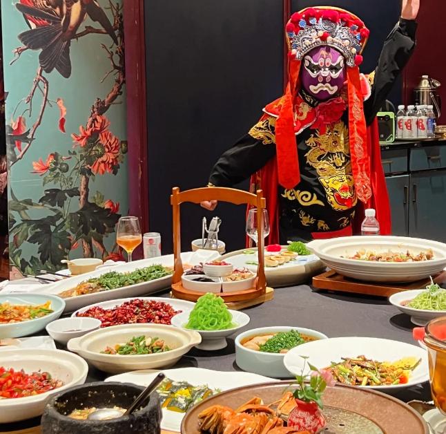 太意外了！四川表叔在当地开了8家连锁饭店，年夜饭预定大火爆超百桌，金额高达50多