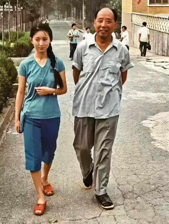 陈晓旭的气质
天生自带忧郁，我见犹怜
即便穿的朴素，也能看出那种忧郁的美
红楼依